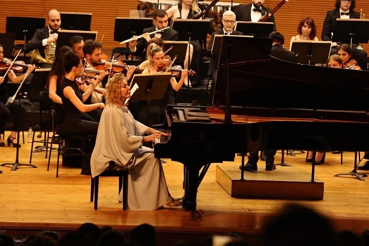 Bursa Nilüfer Senfoni Orkestrası ilk konserinde Gülsin Onay