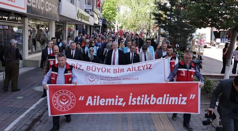 “AİLEMİZ, İSTİKBALİMİZ” TEMALI YÜRÜYÜŞ RENKLİ GÖRÜNTÜLERE SAHNE OLDU