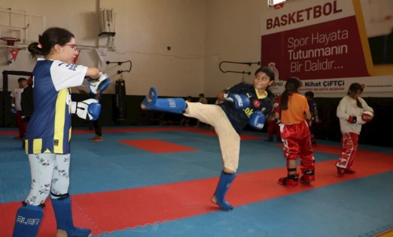 KARAKÖPRÜ’DE 2 BİN 200 GENCE SPOR EĞİTİMİ VERİLİYOR