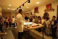 KÂĞITHANE’DE ÇOCUKLAR EL YAPIMI KÂĞITLA HEM ÖĞRENİYOR HEM ÜRETİYOR