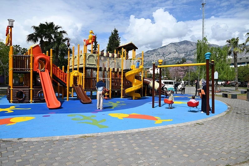 Kemer’de parklar yenileniyor