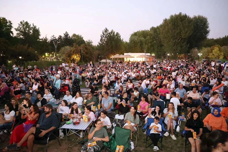 AÇIK HAVA FİLM GÜNLERİ’NDE NOSTALJİ VE KEYİF DOLU HAFTA
