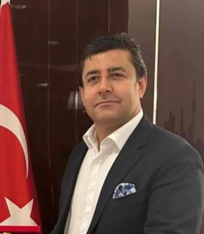 SAHTE  HAYALLER,  GERÇEKLERE ÇARPARAK DURUR..!
